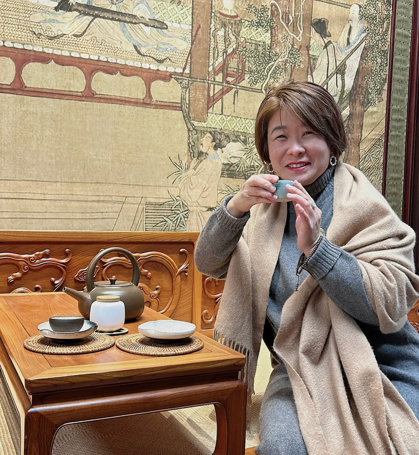Alice 劉柳樺於文化茶席間，微笑手捧茶杯